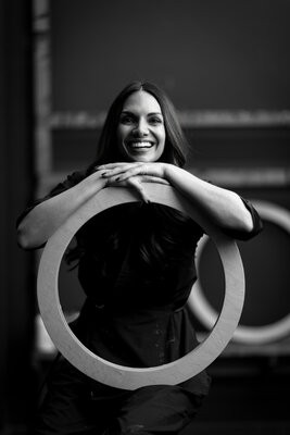 Anna Maier in the Studio: Anna Maier mit einem ihrer runden Rahmen, die sie selbst herstellt. Zürich, Schweiz