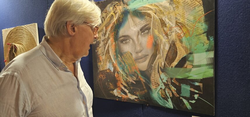 Simona Elia in the Studio: Vittorio Sgarbi in front of my painting "Magneta" @Ariston Theatre Sanremo BIENNALE ARTEXPO '23