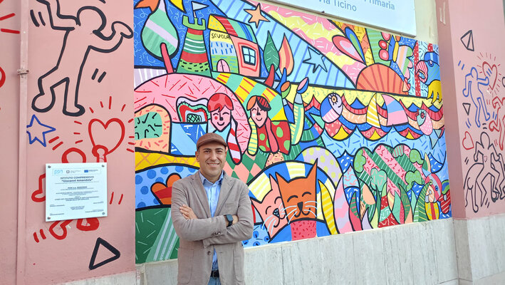 Rosario Annunziata in the Studio: Il murales con targa commemorativa è stato realizzato in collaborazione con istituzioni pubbliche per promuovere l'inclusione .