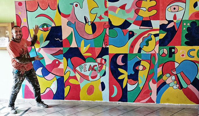 Rosario Annunziata in the Studio: Il murales è stato realizzato in collaborazione con istituzioni pubbliche per promuovere l'inclusione .