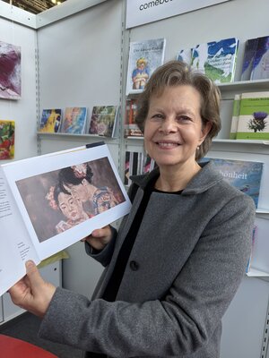 Christiane Bernreuther in the Studio: Mein Gemälde " Sharing The Moment" im Bildband " Schönheit" veröffentlicht. Auf der Frankfurter Buchmesse 2025 , am "Galerie M.Beck "Stand.
