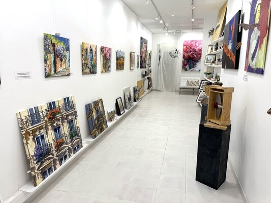 Angie Brooksby-Arcangioli in the Studio: Inside my gallery / atelier