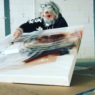 Tiny De Bruin in the Studio: In times of COVID-19 protected against the virus and against varnish damp.