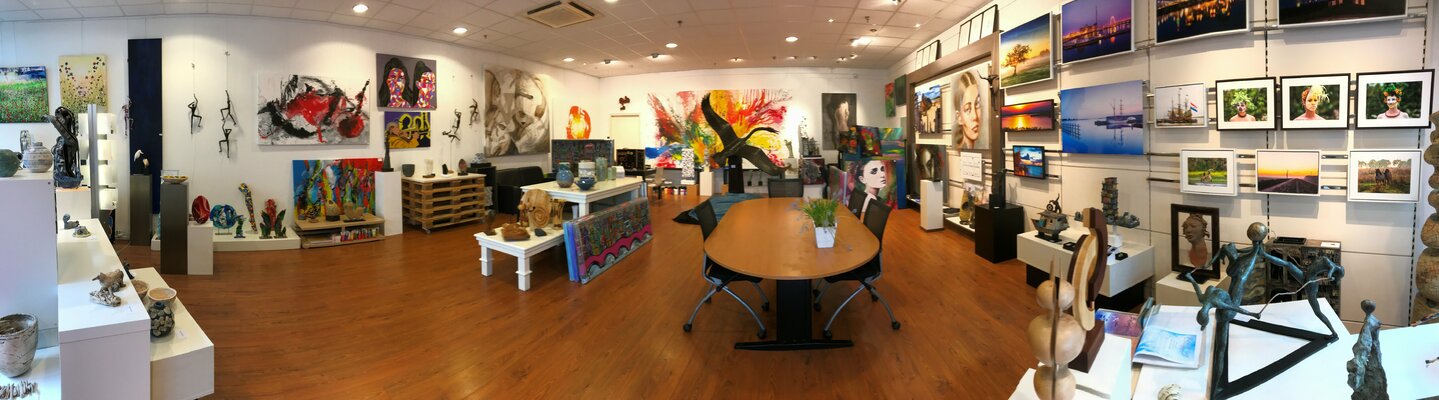 Tiny De Bruin in the Studio: With der lauf der dinge in the back in my Tiny's galerie studio