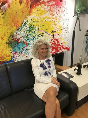 Tiny De Bruin in the Studio: Gallerist in front of "der lauf der dinge"
