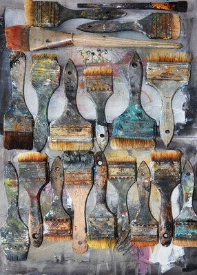 Andrada Anghel im Studio: Retired brushes will be used to create new works.
