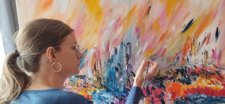 ÂME SAUVAGE in the Studio: L'artiste Âme Sauvage peignant une grande oeuvre abstraite
