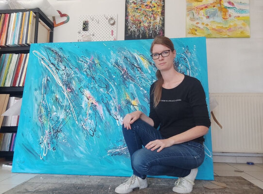 ÂME SAUVAGE in the Studio: L'artiste Âme Sauvage devant une grande œuvre abstraite