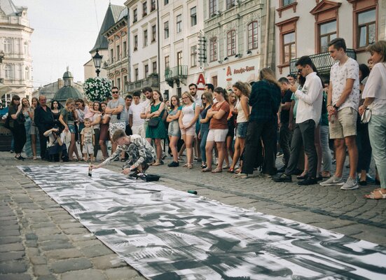 Maksym Skvortsov in the Studio: Me painting on my artist open-air live show "10 Meters" (2017) https://zakarpat.brovdi.art/en/vystavky/10-metriv-tvoyih-mozhlivostej-z-takoyu-promovistoyu-nazvoyu-molodij-mitec-maksim-skvorcov-rozpochav-svoye-open-air-art-shou