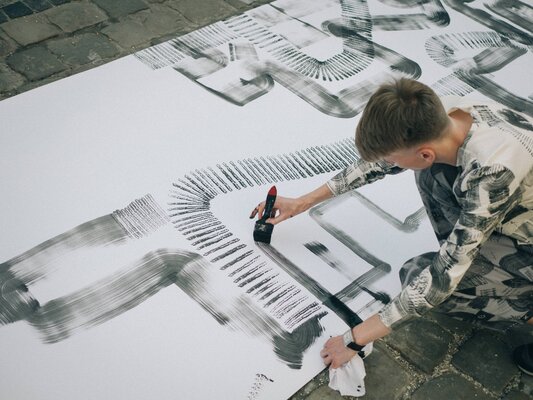 Maksym Skvortsov in the Studio: Me painting on my artist open-air live show "10 Meters" (2017) https://zakarpat.brovdi.art/en/vystavky/10-metriv-tvoyih-mozhlivostej-z-takoyu-promovistoyu-nazvoyu-molodij-mitec-maksim-skvorcov-rozpochav-svoye-open-air-art-shou