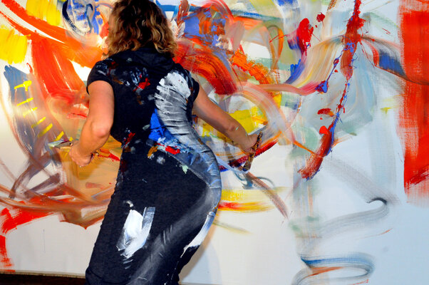 Isabella Moog in the Studio: "Ganz im Moment" Farbe / Form/ Bewegung "ohne Wertung"