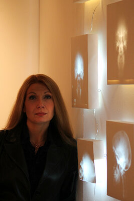 Milena Nicosia in the Studio: Io accanto alla mia installazione contro la pena di morte.