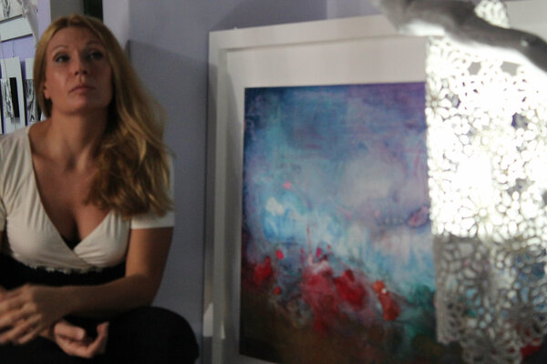 Milena Nicosia in the Studio: Io accanto alla mia opera "Maree"