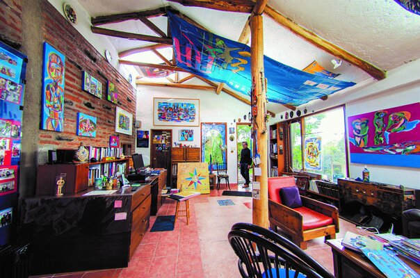 Miguel Betancourt in the Studio: Este es mi atelier, lugar en el que permanezco la mayor parte de mi tiempo, con pocas interrupciones para dirigirme al área de mi  casa, a donde llego atravesando un jardín de flores y limoneros.