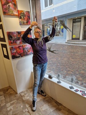 Petra Kohns-Merges in the Studio: Vorbereitung der Ausstellung in Schlanders