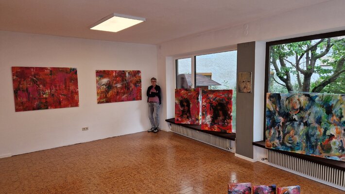 Petra Kohns-Merges in the Studio: Impressionen aus meinem Kunstfenster Latsch 2024/2025