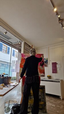 Petra Kohns-Merges in the Studio: Bei der Arbeit im Schaufenster in Schlanders