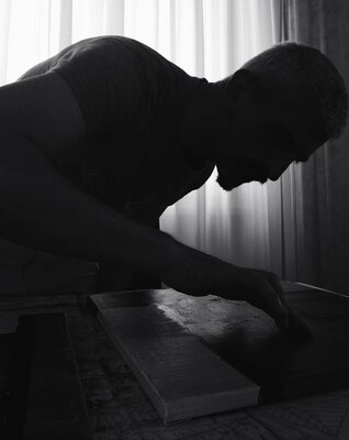 Renzo Buggiani in the Studio: Concentrato al lavoro nel mio Studio