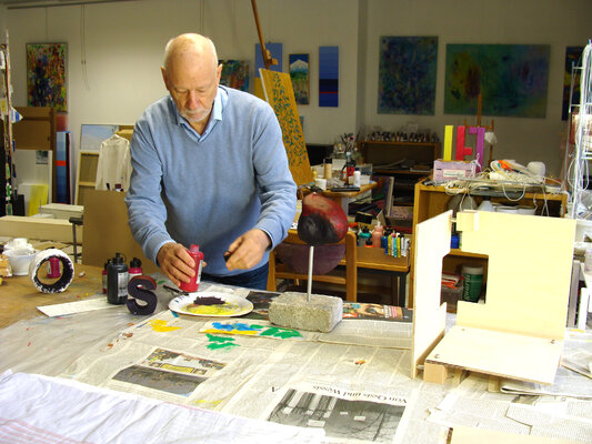 Siegfried Bausch in the Studio: Atelier April 2024: Farben mischen auf der Arbeitsplatte.