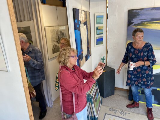 Foke Stribos in the Studio: Visitors during an Open Atelier exhibition > KUNST KIJK 2025