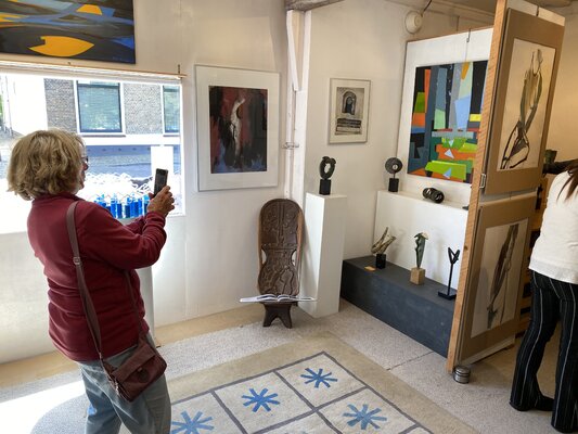 Foke Stribos in the Studio: Visitors during an Open Atelier exhibition > KUNST KIJK 2025  -  PS: The sculptor 'Gert Fris' was invited to exhibit his bronze statues along with my paintings!