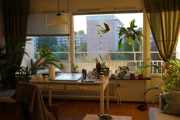 Magnus Lindblom in the Studio: Early morning ligth in my home-studio.