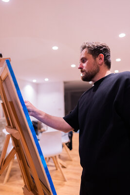 Gabriel Lass in the Studio: El pintor Gabriel Lass trabajando en su obra