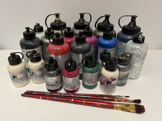 Exclusive Arts in the Studio: Es werden nur hochwertige Farben verwendet von der Marke LASCAUX