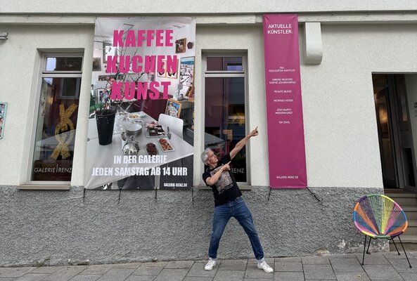 Meinrad Hoyer in the Studio: Vor der Galerie Renz in Fellbach