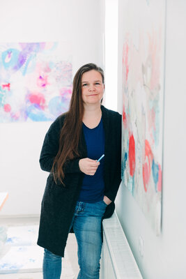 Nora Kalinda in the Studio: 2025 im Studio, neben dem Bild "relax"