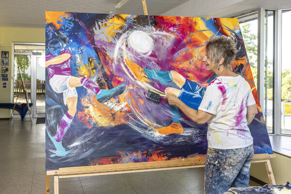 Inge Gründel-Pfaff in the Studio: Gemälde "Sport verbindet" für Freilichtgalerie Art Dort Ötlingen in Bearbeitung
