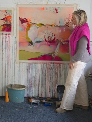 Susann Kasten-Jerke in the Studio: Before being stretched – at the studio wall.