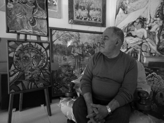 Len Vernaghi in the Studio: In ottima compagnia, con alcune mie opere in un angolo del mio studio