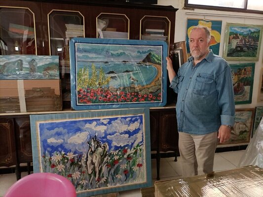 Len Vernaghi in the Studio: In ottima compagnia, con alcune opere e una delle mie librerie preferite in un angolo del mio studio
