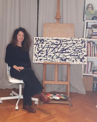 Aline De Souza Lopes in the Studio: Nel mio spazio preferito insieme ad uno dei miei quadri astratti.