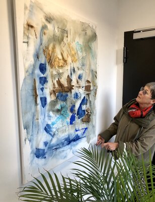 Annette Gesine Rathjen in the Studio: In situ, vor dem Werk „Winter Blues“