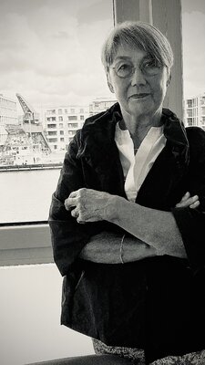 Annette Gesine Rathjen in the Studio: Maritim, mit Kran im Hintergrund