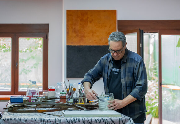 Diego Arribas in the Studio: El artista en su taller.