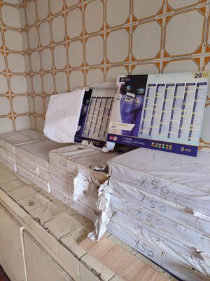 Mo Lamine Sylla in the Studio: La raison pour laquelle la majorité de mes œuvres font 48X38 cm : don d'une banque de + de 1000 calendrier en 2019. J'ai encore 800 tableaux à vous faire.