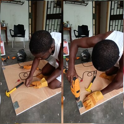 Mo Lamine Sylla in the Studio: En train de fixer les supports d'un tableau avant peinture