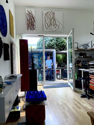 René Düsel in the Studio: Atelier mit Blick ins Freie