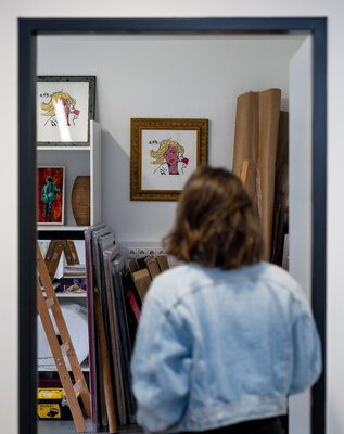 Evi Schartner in the Studio: Durch die Ateliertür