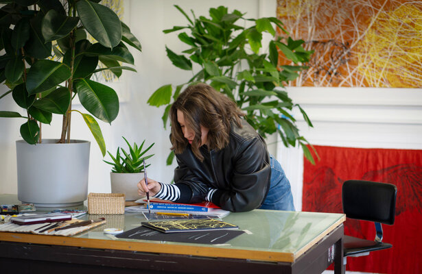 Evi Schartner in the Studio: Werktisch im Atelier mit viel Grün