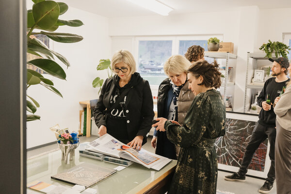 Evi Schartner in the Studio: Im Austausch im Atelier