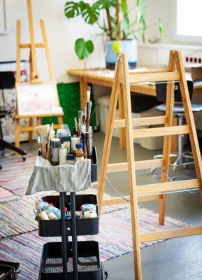 Evi Schartner in the Studio: Alles griffbereit