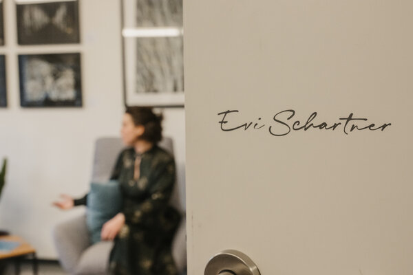 Evi Schartner in the Studio: Willkommen in meinem großzügigen Studio
