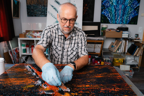 Siegmar Ahlvers in the Studio: Auf dieser glühenden Erdspalte platziere ich einige Kohlestückchen, um Lava zu simulieren.