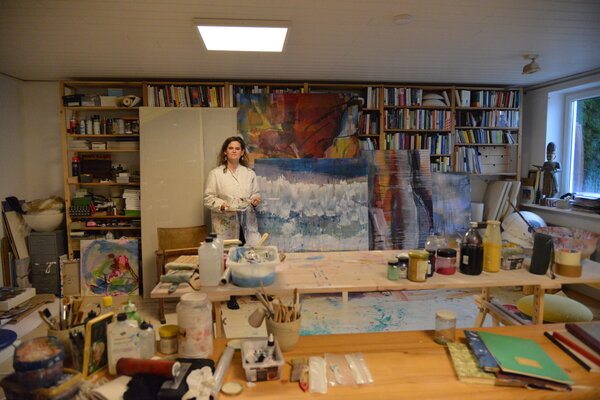 Anna Eibl-Eibesfeldt in the Studio: In meinem Atelier bin ich umgeben von Farben, Musik und Büchern. Ich konzentriere mich auf das Sehen und versinke in meinem Tun. Die Zeit verrint oft, ohne dass ich es merke.