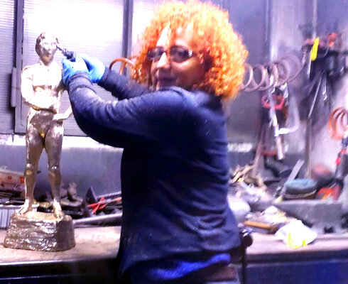 Gladys Sica in the Studio: Lavorando ad un bronzo, 2021.