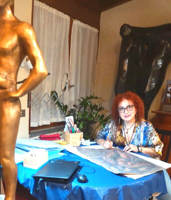 Gladys Sica in the Studio: Fienendo un lavoro grafico in un angolo dello Studio di Milano.